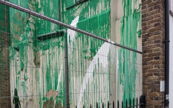 Βανδάλισαν τη νέα τοιχογραφία του Banksy