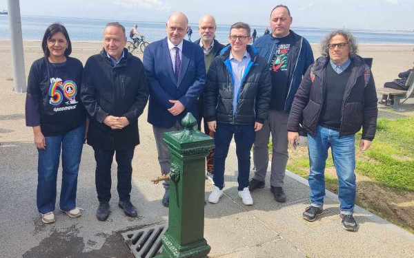Θεσσαλονίκη: Εγκαινιάστηκε η πρώτη δημόσια βρύση στη Νέα Παραλία παρουσία Αγγελούδη (βίντεο)
