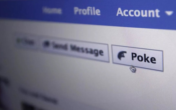 Το «σκούντηγμα» επέστρεψε στο Facebook