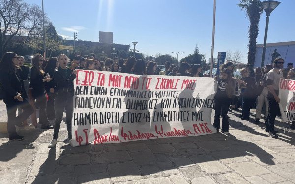ΑΠΘ: Κινητοποίηση φοιτητών στην πρυτανεία για τους 49 συλληφθέντες