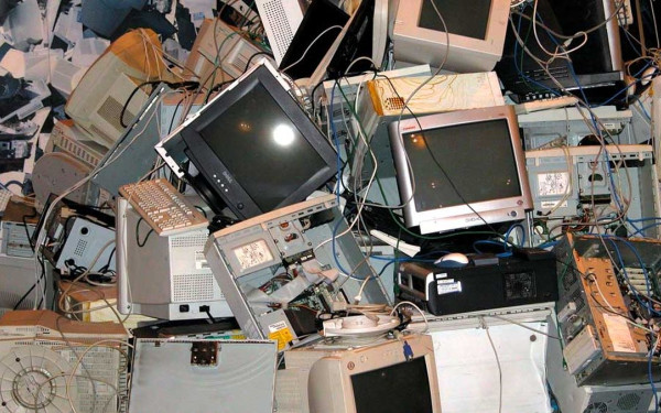 Η Κομισιόν «τράβηξε» το αυτί της Ελλάδας για τα απόβλητα