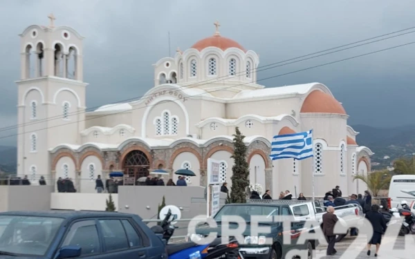 Κρήτη: Σε κλίμα οδύνης η κηδεία του Μανώλη που σκοτώθηκε από φωτοβολίδα (φωτ.)