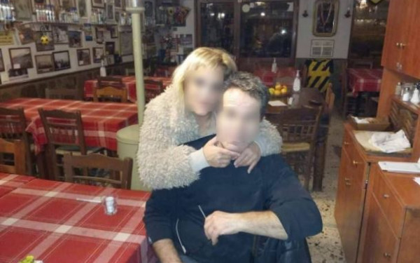 Τον περιέλουσε με βενζίνη, τον έκαψε και τώρα είναι και πάλι μαζί