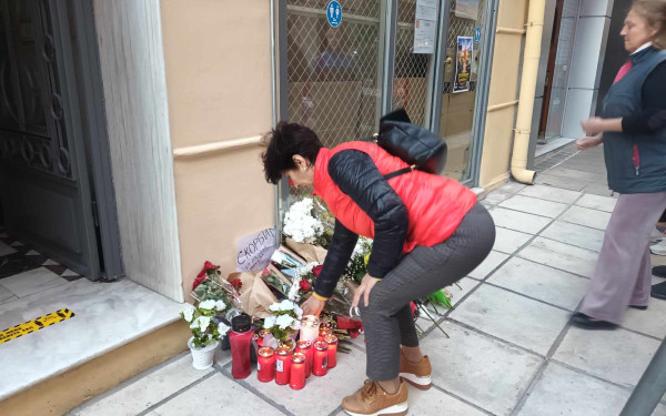 Θεσσαλονίκη: Λουλούδια και κεριά στο Προξενείο της Ρωσίας για τα θύματα της τρομοκρατικής επίθεσης