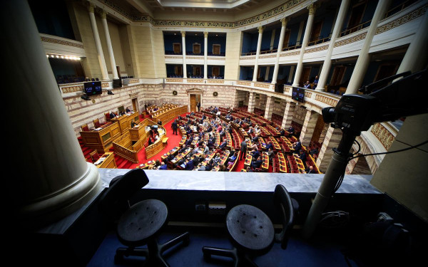 Σε έντονους τόνους η συζήτηση στη Βουλή για την πρόταση δυσπιστίας - Έχουν ζητήσει να μιλήσουν όλοι οι βουλευτές - Δείτε live