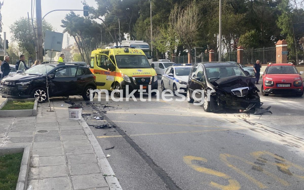 Θεσσαλονίκη: Τροχαίο ατύχημα στη Βασ. Όλγας - Δύο γυναίκες στο νοσοκομείο (βίντεο, φωτ.)