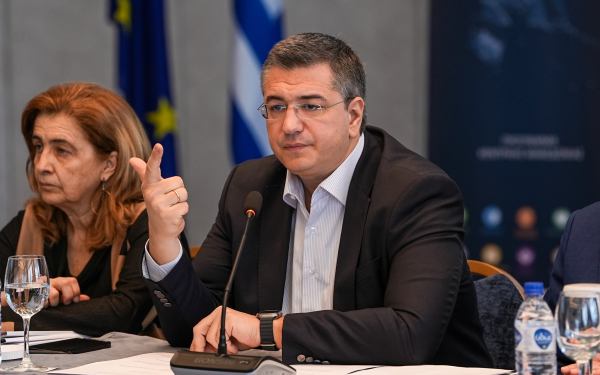 Τζιτζικώστας: Yπέγραψε για δύο εξαιρετικά σημαντικά έργα στον Δήμο Θέρμης