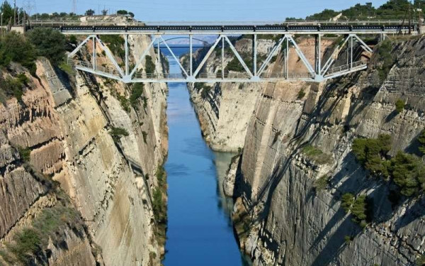 Θρίλερ στον Ισθμό: Διάσωση 15χρονης από τα νερά της Διώρυγας της Κορίνθου
