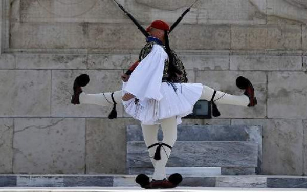 Λιποθύμησε Εύζωνας της Προεδρικής Φρουράς (φωτ.)