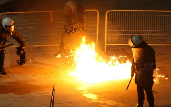 Επίθεση με μολότοφ σε ΜΑΤ έξω από το ΑΠΘ