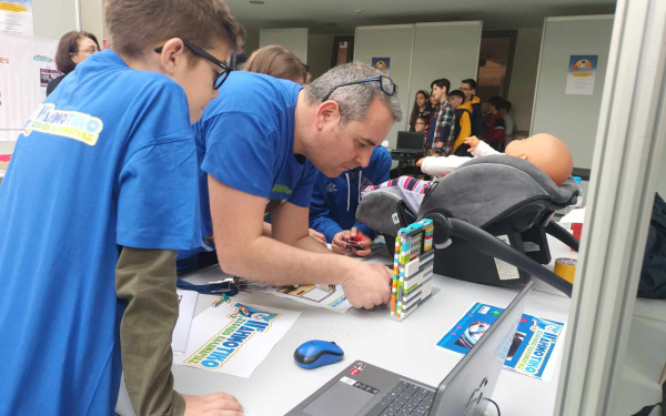 Θεσσαλονίκη: Μαθητές έφτιαξαν εφαρμογή που σώζει ζωές ενάντια στο σύνδρομο του «ξεχασμένου παιδιού»