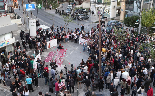 Πορεία με συνθήματα υπέρ των γυναικών έξω από το αστυνομικό τμήμα Αγίων Αναργύρων μετά τη γυναικοκτονία (φωτ.)