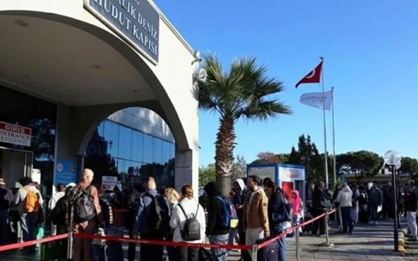 Τουρκία: Ουρές στο Αϊβαλί για τουριστική βίζα προς τα ελληνικά νησιά