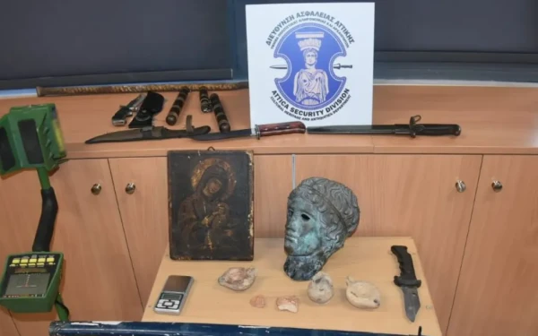 Σύλληψη αρχαιοκάπηλων στην Πάτρα: Κατασχέθηκαν μαχαίρια, σπαθιά και γκλοπ (φωτ.)