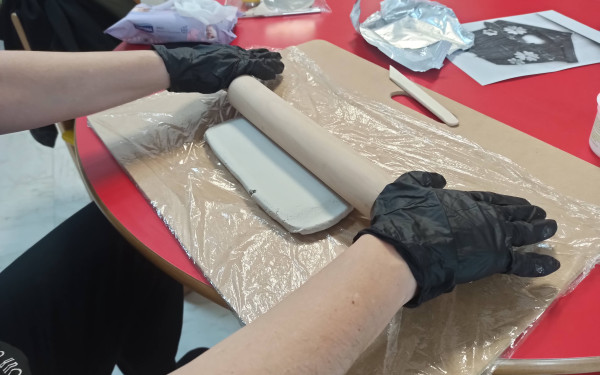 Άρχισαν τα δωρεάν μαθήματα κεραμικής-πηλού στη Δημοτική Βιβλιοθήκη Ωραιοκάστρου (φωτ.)