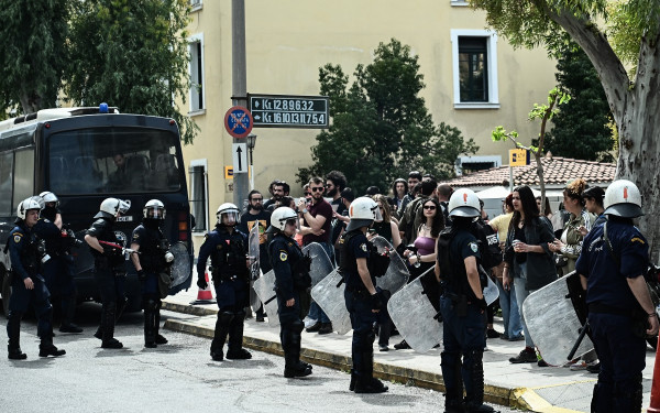 Δολοφονία 28χρονης: Ένταση  και χημικά έξω από τα ανακριτικά γραφεία - Τι θα υποστηρίξει ο 39χρονος