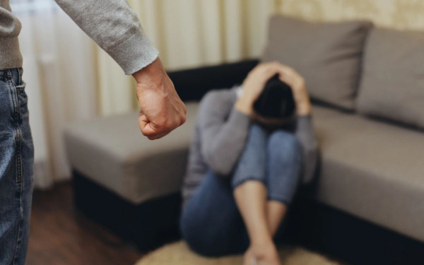 «Με απειλεί ότι θα μου κόψει τον λαιμό» κατέθεσε μία 42χρονη για τον επί 20 χρόνια σύζυγό της