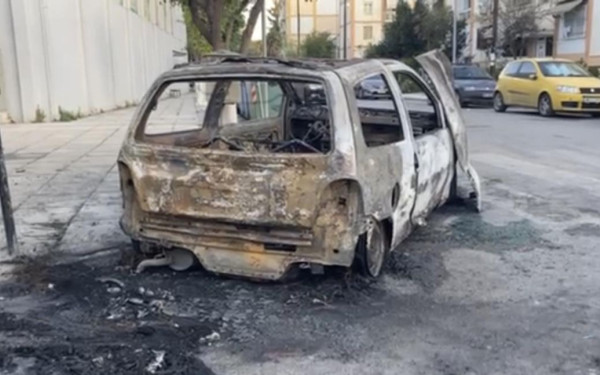 Θεσσαλονίκη: Πυρκαγιά σε σταθμευμένο αυτοκίνητο στους Αμπελόκηπους - Κάηκε ολοσχερώς (φωτ.)