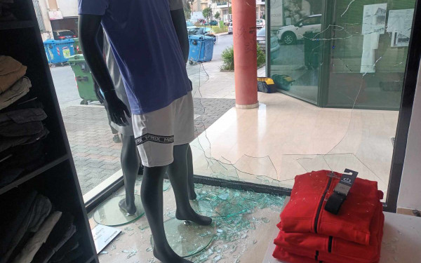 Θεσσαλονίκη: Διέρρηξε κατάστημα με ρούχα στον Εύοσμο και ξέχασε τα εργαλεία του μέσα (βίντεο, φωτ.)