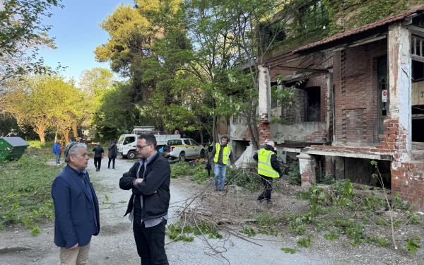 Θεσσαλονίκη: Επιχείρηση καθαρισμού του «Κόκκινου Πύργου» στη Βασ.'Ολγας (φωτ.)