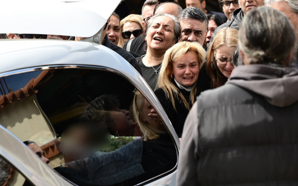 Άγιοι Ανάργυροι: Θρήνος στην κηδεία της 28χρονης - «Πού το πάνε το παιδί μου;» φώναζε απαρηγόρητη η μάνα (βίντεο, φωτ.)