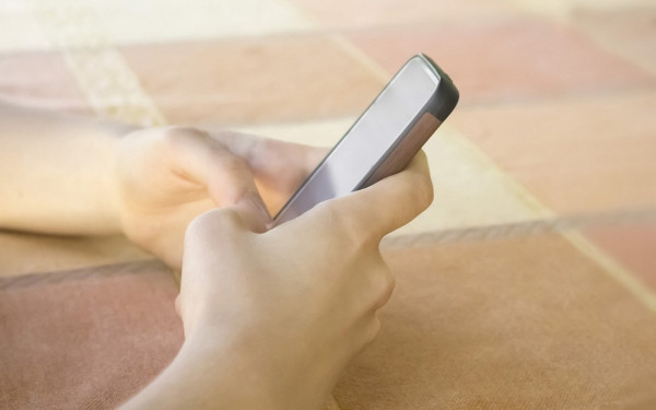 Έρχεται «φραγή» στη χρήση κινητών τηλεφώνων στα σχολεία