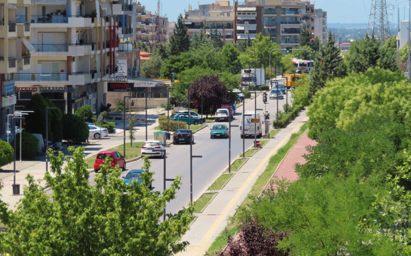 Κορδελιό-Εύοσμος: Ο δήμος… κουρεύεται για να ομορφύνουν πάρκα και πλατείες και πολίτες σπάνε για «πλάκα» τα πεζοδρόμια