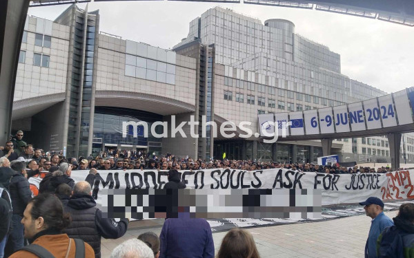 «57 δολοφονημένες ψυχές ζητούν δικαίωση»: Οπαδοί του ΠΑΟΚ σήκωσαν πανό για τα Τέμπη στις Βρυξέλλες (βίντεο, φωτ.)