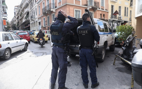 Νέο τραγικό περιστατικό ενδοοικογενειακής βίας: Χτύπησε τη σύντροφό του και αυτοπυροβολήθηκε, βλέποντας αστυνομικούς