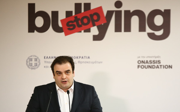 Πιερρακάκης από Θεσσαλονίκη: Εθνικό πρόβλημα ο σχολικός εκφοβισμός - Η πλατφόρμα, τα μέτρα και η απαγόρευση των κινητών (βίντεο)