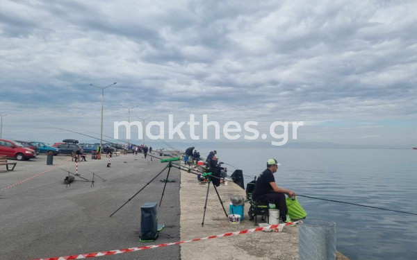 Γέμισε ψαράδες η περιοχή γύρω από το Μέγαρο Μουσικής - Συνεχίζεται το πρωτάθλημα αλιείας με φελλό (φωτ.)