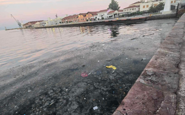Θεσσαλονίκη: Αποκρουστική εικόνα με φύκια και σκουπίδια στον Θερμαϊκό (φωτ.)