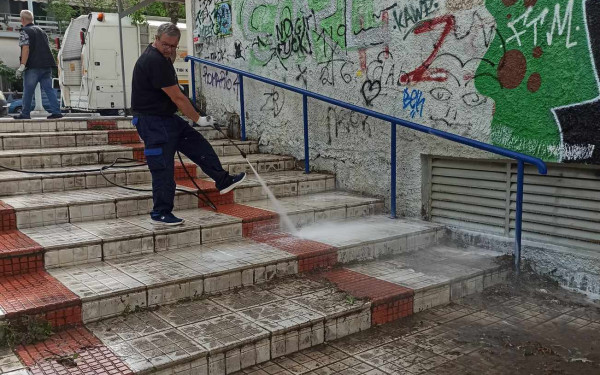 Συνεχίζονται οι καθαρισμοί και το πλύσιμο δημόσιων χώρων στον δήμο Αμπελοκήπων - Μενεμένης