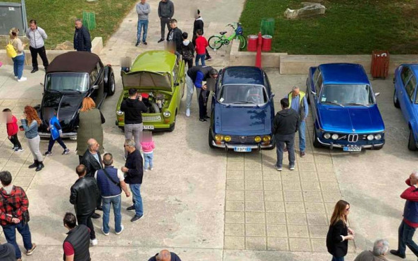 Δήμος Ωραιοκάστρου: Ταξίδι πίσω στο χρόνο με συλλεκτικά αυτοκίνητα αντίκες