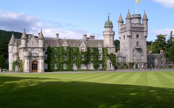 Η βασιλική οικογένεια του Ηνωμένου Βασιλείου ανοίγει πρώτη φορά για το κοινό το Κάστρο Μπαλμόραλ