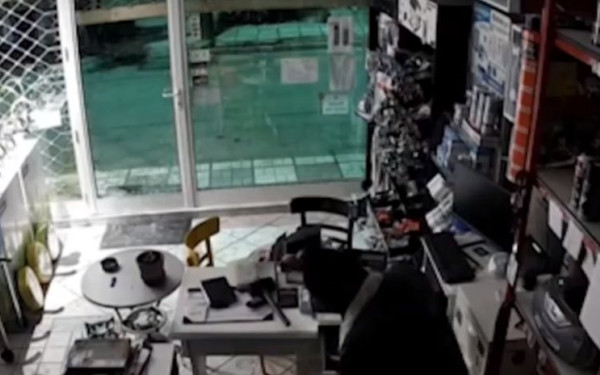 Θεσσαλονίκη: Προσπαθούσε πάνω από μία ώρα να διαρρήξει κατάστημα χρωμάτων και σιδηρικών στον Εύοσμο - Άφησε πίσω τα εργαλεία (βίντεο)