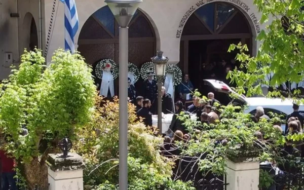 Γρεβενά: Θρήνος στην κηδεία του 31χρονου αστυνομικού που καταπλακώθηκε από κτίριο στο Πασαλιμάνι