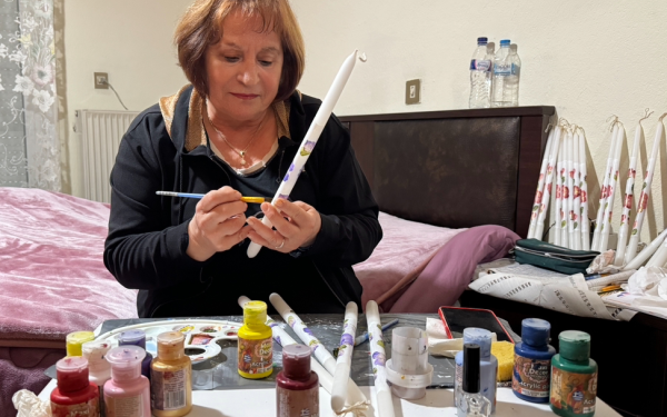 «Λαμπάδες αγάπης» ζωγραφίζει μια 62χρονη από την Πατρίδα Ημαθίας