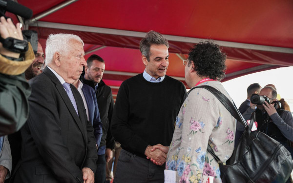 Λέσβος: Συνάντηση Μητσοτάκη με Τούρκους τουρίστες στο λιμάνι της Μυτιλήνης (φωτ.)