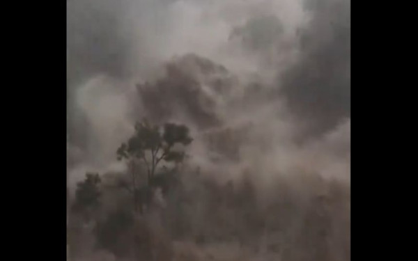 Τρομακτικές εικόνες από τις βροχές στην Κίνα - Πάνω από 100 εκατομμύρια άνθρωποι κινδυνεύουν από υπερχειλίσεις (βίντεο)