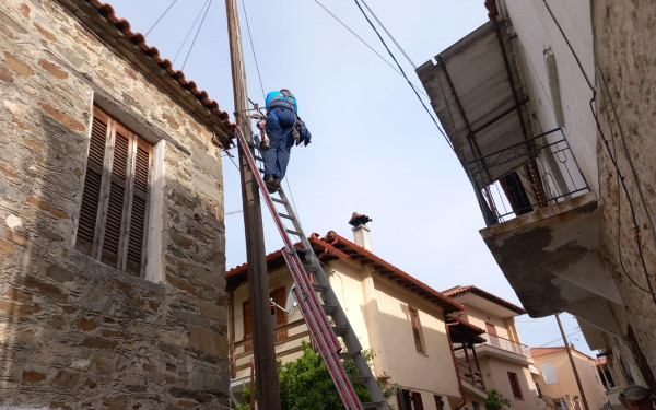 Χαλκιδική: Αναβαθμίζεται το κοινόχρηστο δίκτυο ηλεκτροφωτισμού της Σιθωνίας