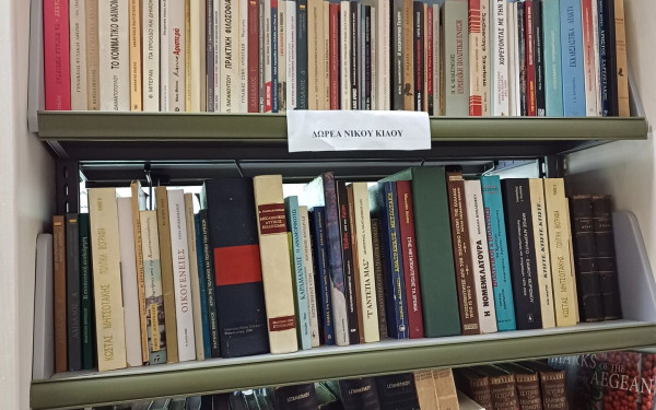 Ο Νίκος Κιάος δώρισε πάνω από 300 βιβλία από την προσωπική του συλλογή στη Δημοτική Βιβλιοθήκη Νάουσας (φωτ.)