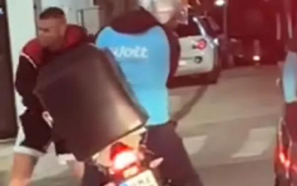 Αθήνα: Άγρια ρατσιστική επίθεση με γροθιές και βρισιές σε διανομέα στον Άγιο Δημήτριο - Σοκαριστικό βίντεο