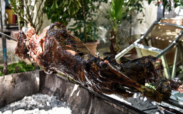 «Σουβλίζει» η ακρίβεια το πασχαλινό τραπέζι