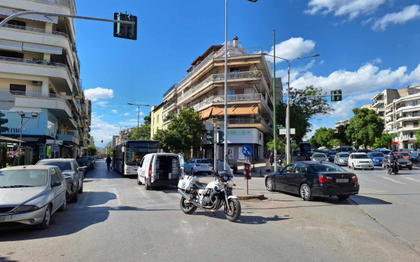 Θεσσαλονίκη: Άνοιξαν οι δρόμοι πέριξ της Παπαναστασίου μετά την ακινητοποίηση λεωφορείου (φωτ.)