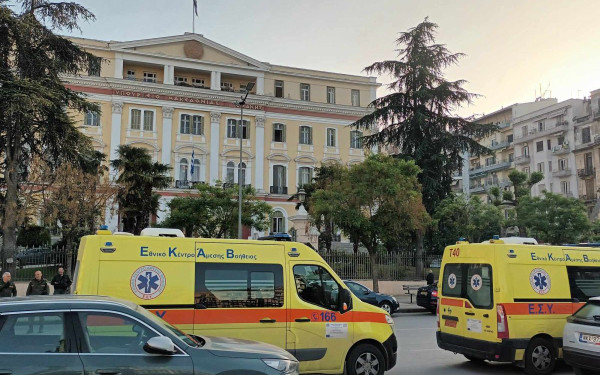 Θεσσαλονίκη: Διαμαρτυρία εργαζομένων του ΕΚΑΒ έξω από το ΥΜΑΘ (βίντεο, φωτ.)