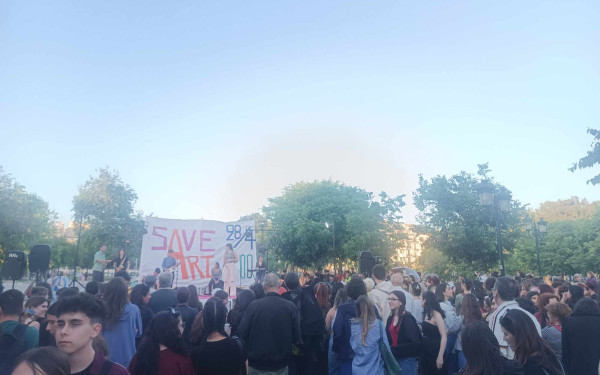 Μαθητές διαμαρτύρονται με καλλιτεχνικά δρώμενα στο κέντρο της πόλης (βίντεο, φωτ.)