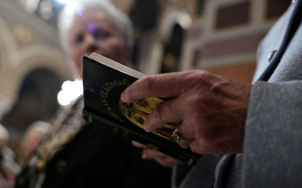 Αγρίνιο: Έκλεψε βενζινάδικο απειλώντας υπάλληλο με μαχαίρι, εξομολογήθηκε σε παπά και... παραδόθηκε μαζί του στην αστυνομία