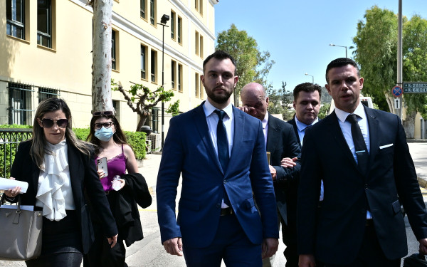 Ελεύθερος ο βουλευτής Κ. Φλώρος μετά την απολογία του - Του απαγορεύτηκε να προσεγίζει τον βουλευτή Β. Γραμμένο