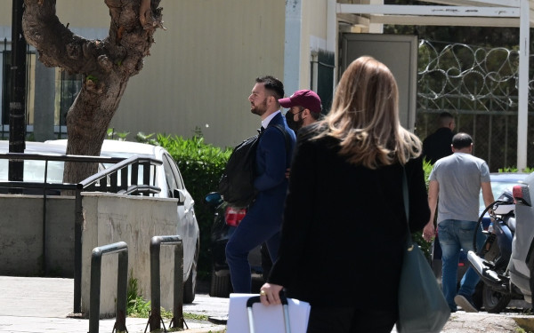 Στην Ευελπίδων ο Φλώρος: Αρνείται την κατηγορία και έχει ζητήσει να καταθέσουν τρεις βουλευτές